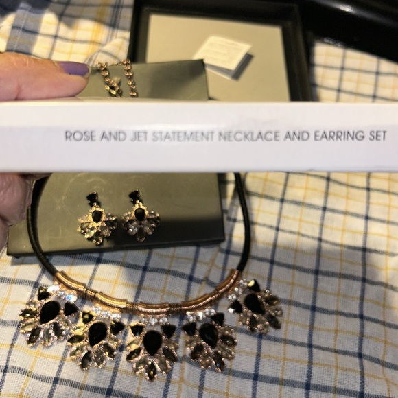 New in box Avon Rose and jet Statement Necklace and Earrings set - Picture 12 of 12